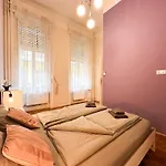 Cute 1Br Apt In Central Budapest - Purple House